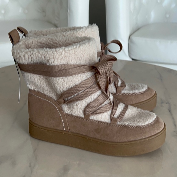 Universal Thread Shoes - Universal Thread, Women’s, Sherpa Lined, Lace-Up, Boots.